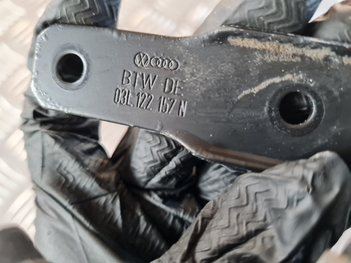 Dzesēšanas caurule priekš VW GOLF 6 2011