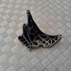 Dzinēja kronšteins priekš VW GOLF 6 2011