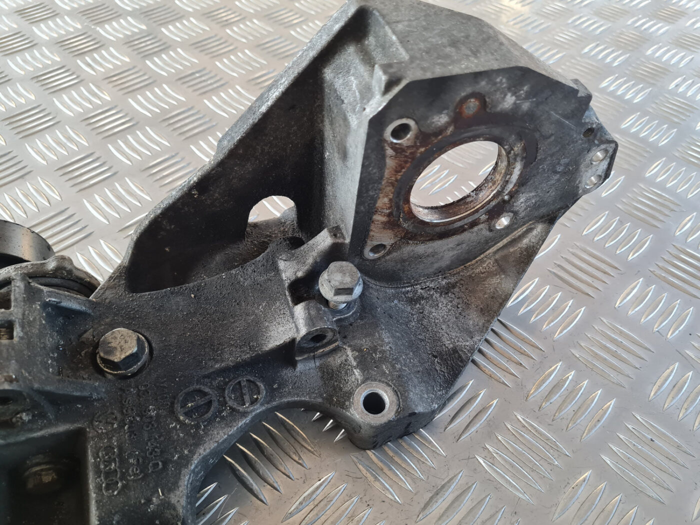 Ģeneratora kronšteins priekš VW GOLF 6 2011 2 Ģeneratora kronšteins priekš VW GOLF 6 2011