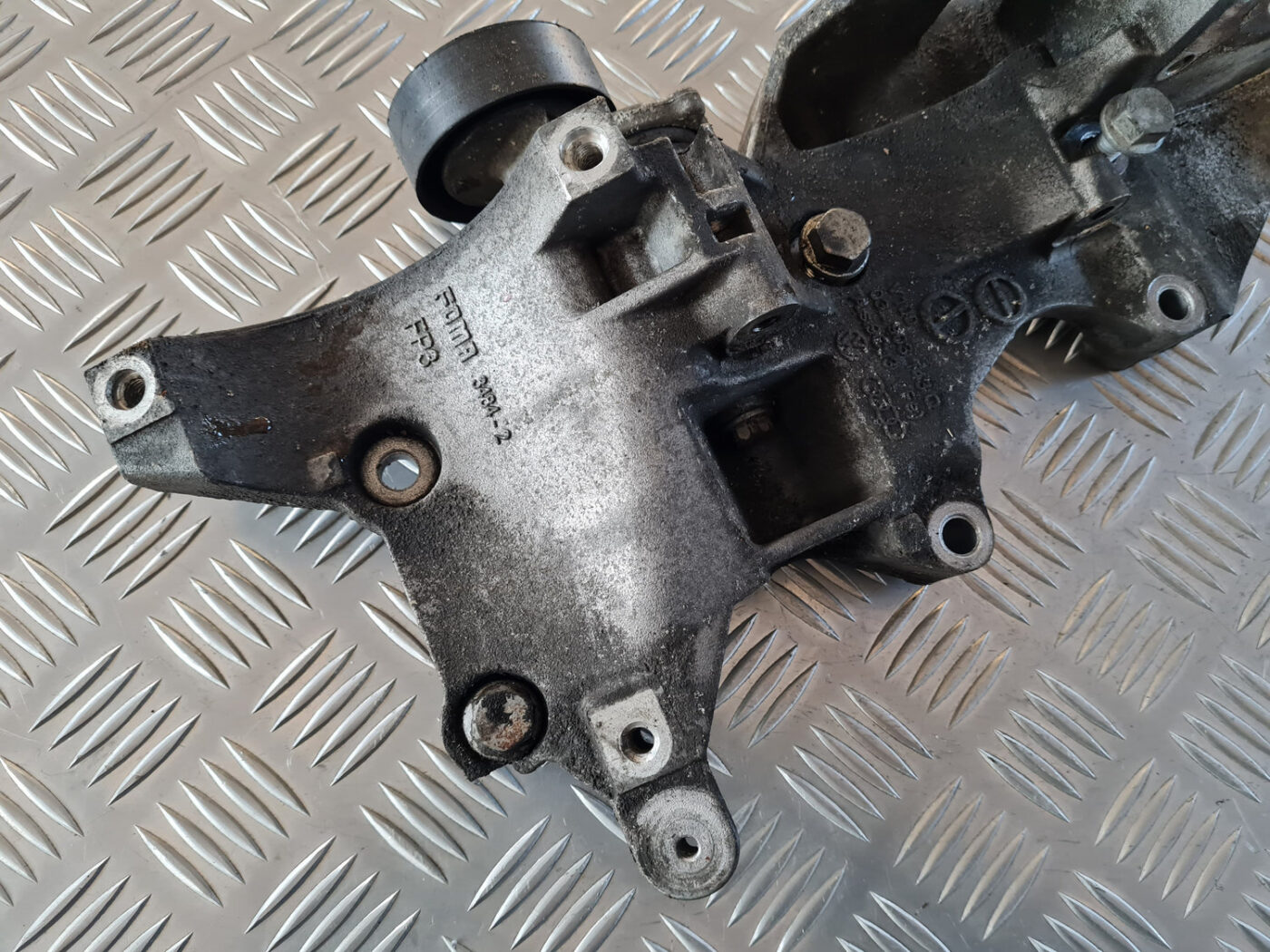 Ģeneratora kronšteins priekš VW GOLF 6 2011 7 Ģeneratora kronšteins priekš VW GOLF 6 2011