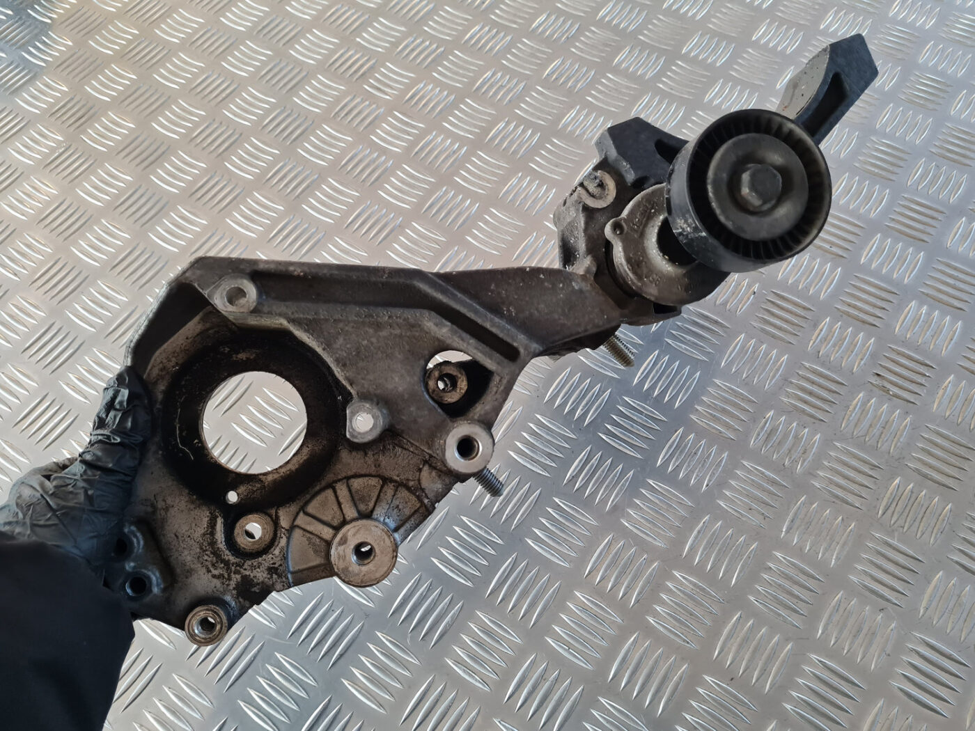 Ģeneratora kronšteins priekš VW GOLF 6 2011 3 Ģeneratora kronšteins priekš VW GOLF 6 2011