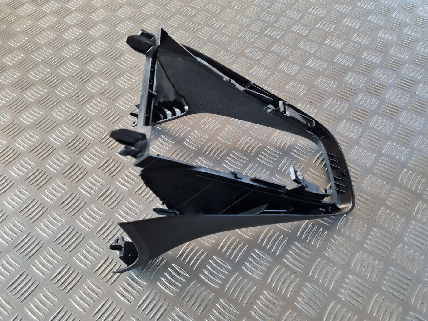 Centrālās konsoles (apdares) sānu panelis priekš VW GOLF 6 2011 7 Centrālās konsoles (apdares) sānu panelis priekš VW GOLF 6 2011