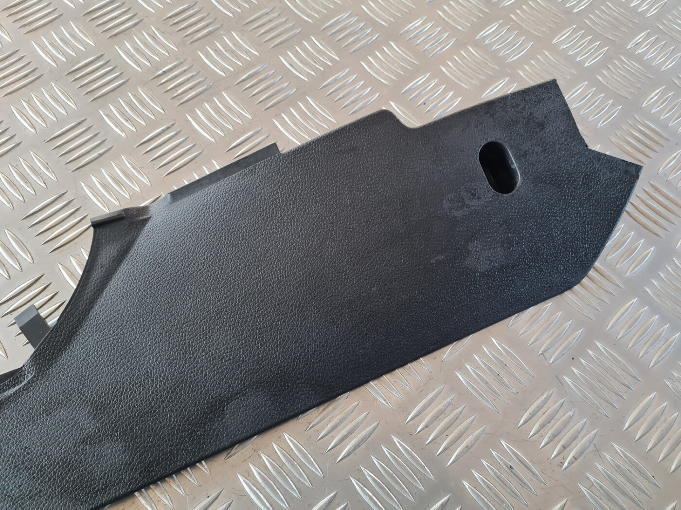 Centrālās konsoles (apdares) sānu panelis priekš VW GOLF 6 2011 6 Centrālās konsoles (apdares) sānu panelis priekš VW GOLF 6 2011