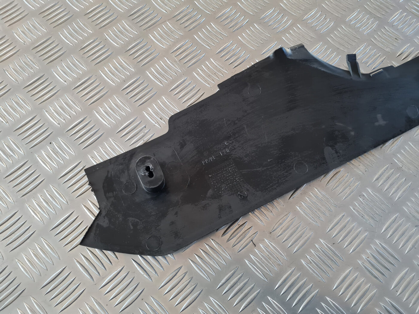 Centrālās konsoles (apdares) sānu panelis priekš VW GOLF 6 2011 5 Centrālās konsoles (apdares) sānu panelis priekš VW GOLF 6 2011