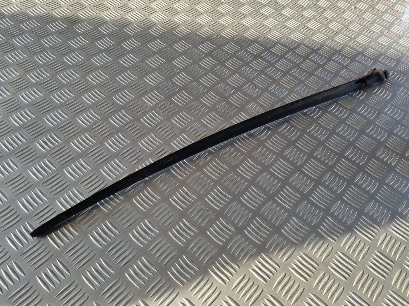 Vējstikla moldings priekš VW GOLF 6 2011 7 Vējstikla moldings priekš VW GOLF 6 2011