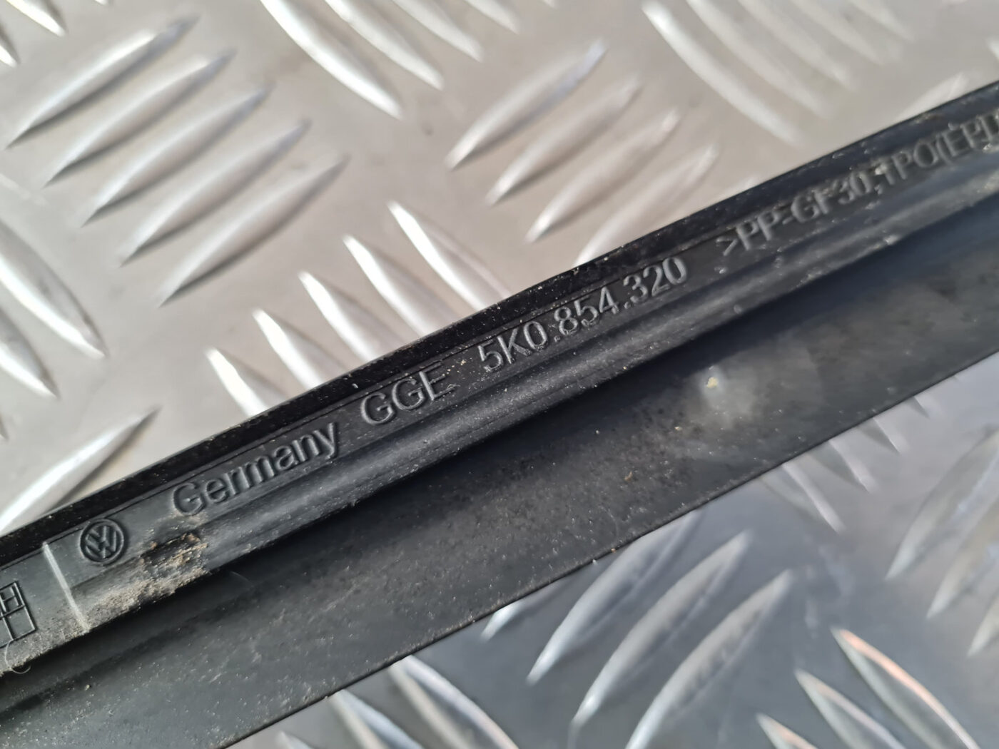 Vējstikla moldings priekš VW GOLF 6 2011 3 Vējstikla moldings priekš VW GOLF 6 2011