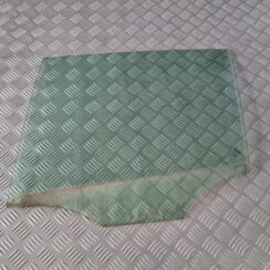 Aizmugurējo labo durvju stikls priekš VW GOLF 6 2011