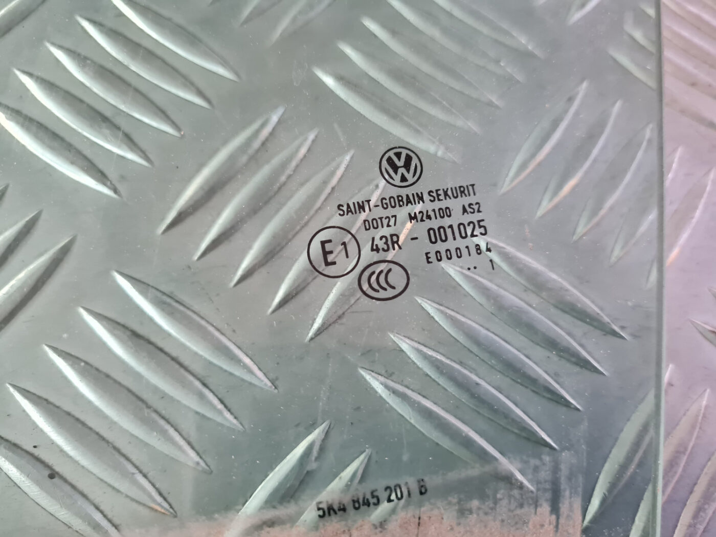 Priekšējo kreiso durvju stikls priekš VW GOLF 6 2011