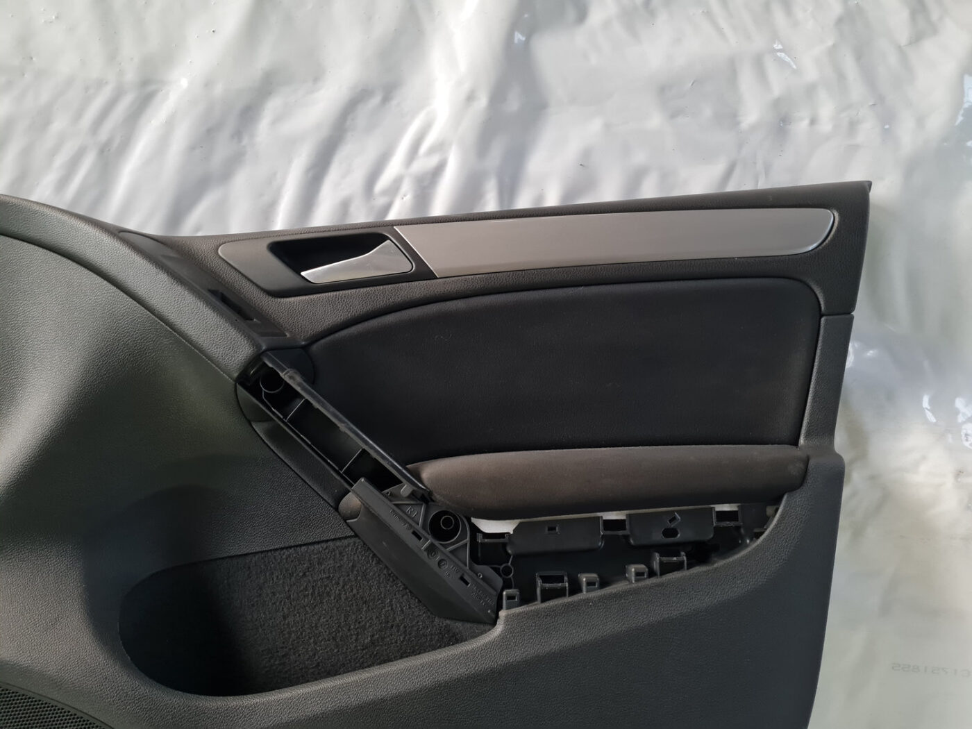 Priekšējo labo durvju apdare priekš VW GOLF 6 2011 8 Priekšējo labo durvju apdare priekš VW GOLF 6 2011