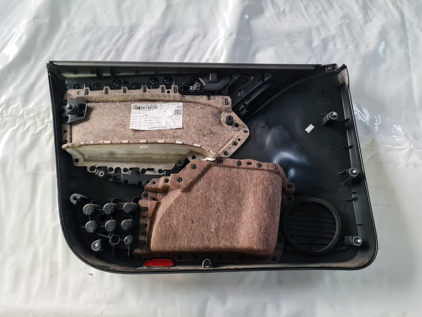 Priekšējo labo durvju apdare priekš VW GOLF 6 2011 6 Priekšējo labo durvju apdare priekš VW GOLF 6 2011