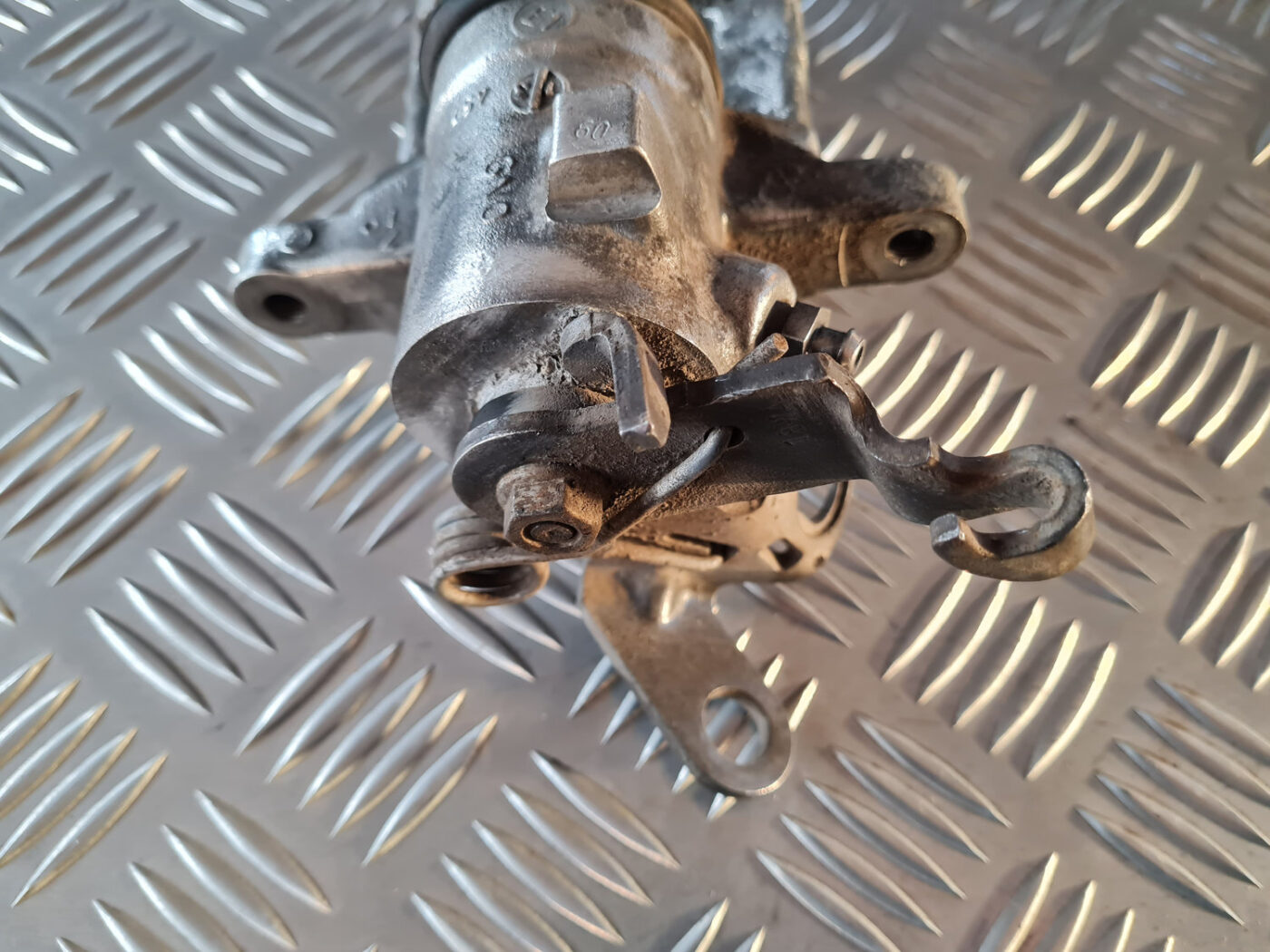 Aizmugurējais kreisais suports priekš VW GOLF 6 2011